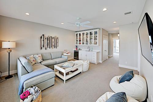 Waterfront Luxury - Private Dock & Outdoor Kitchen Home
