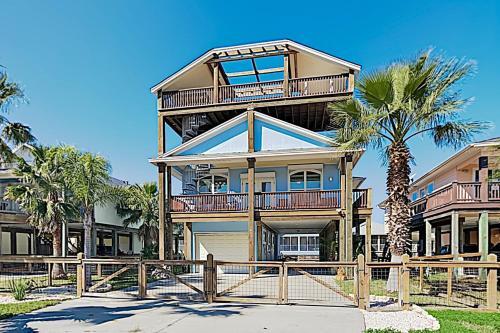 New Listing! Updated Home With Rooftop Deck Home