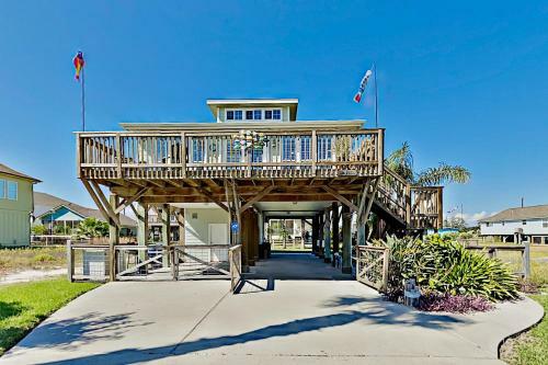 Festive Beach Retreat - Walk 2 Blocks To The Gulf Home