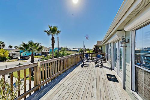 Festive Beach Retreat - Walk 2 Blocks To The Gulf Home
