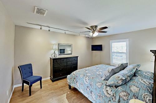 Festive Beach Retreat - Walk 2 Blocks To The Gulf Home