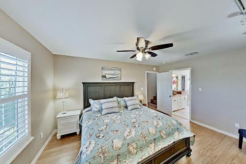 Festive Beach Retreat - Walk 2 Blocks To The Gulf Home