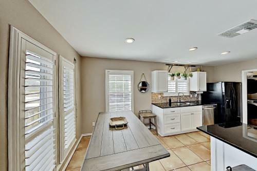 Festive Beach Retreat - Walk 2 Blocks To The Gulf Home