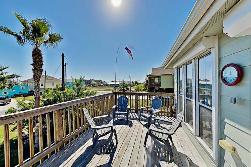 Festive Beach Retreat - Walk 2 Blocks To The Gulf Home