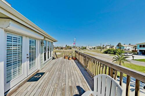 Festive Beach Retreat - Walk 2 Blocks To The Gulf Home