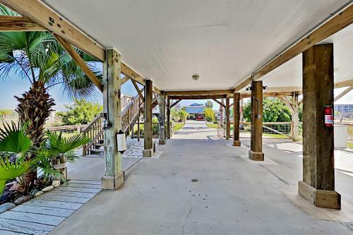 Festive Beach Retreat - Walk 2 Blocks To The Gulf Home