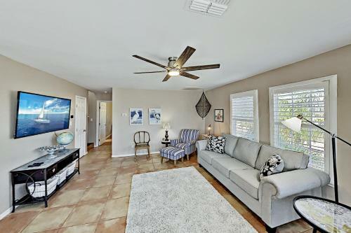 Festive Beach Retreat - Walk 2 Blocks To The Gulf Home