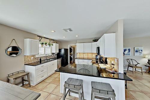 Festive Beach Retreat - Walk 2 Blocks To The Gulf Home