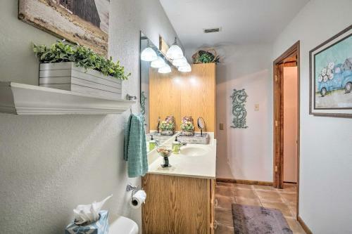 Couples Retreat Well-appointed Salado Home!