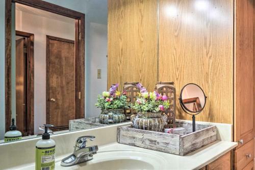 Couples Retreat Well-appointed Salado Home!