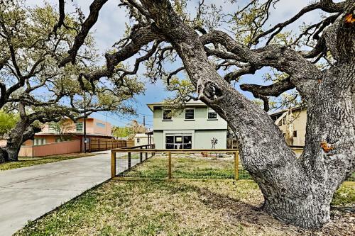 Charming Fulton Getaway, Firepit & Walkable Locale Home