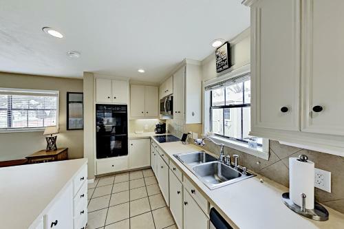 Charming Fulton Getaway, Firepit & Walkable Locale Home