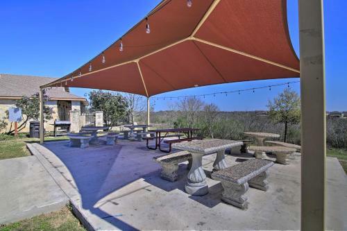 San Antonio Home With Yard, Fire Pit And Pergola!