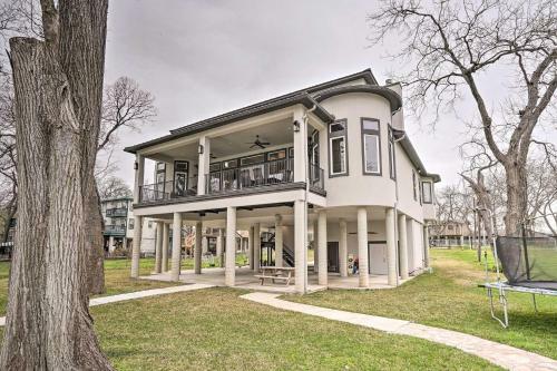 Upscale Home On Lake Placid With Deck, Dock, Fire Pit