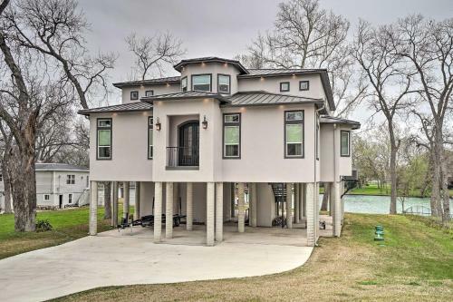 Upscale Home On Lake Placid With Deck, Dock, Fire Pit