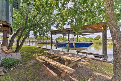 Canalfront House And Studio Near Kemah And Galveston!