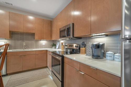 Luxury Downtown Apartment With Pool