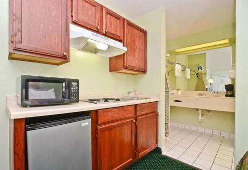 Hotel Pine Point Inn & Suites