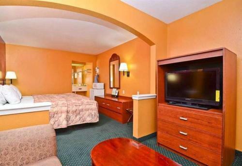 Hotel Pine Point Inn & Suites
