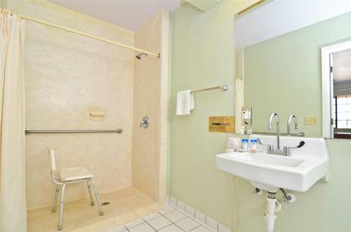 Hotel Pine Point Inn & Suites