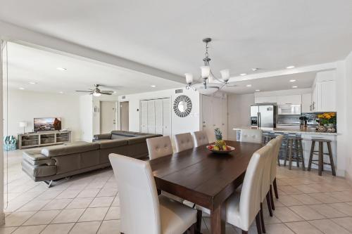 Enjoy A Perfect Beachview From Large Balcony! Spacious Beachfront Condo