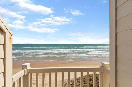 Enjoy A Perfect Beachview From Large Balcony! Spacious Beachfront Condo