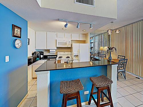 Apartamento New Listing! Posh Condo With Pool - Steps To Beach Condo