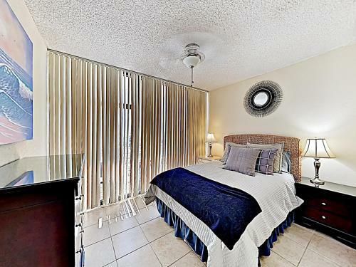Apartamento New Listing! Posh Condo With Pool - Steps To Beach Condo