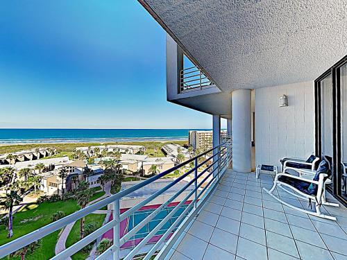 Apartamento New Listing! Posh Condo With Pool - Steps To Beach Condo