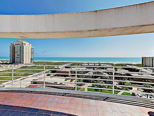 Apartamento New Listing! Posh Condo With Pool - Steps To Beach Condo