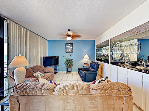 Apartamento New Listing! Posh Condo With Pool - Steps To Beach Condo
