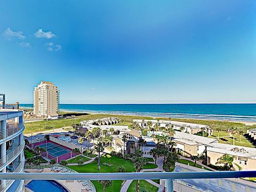 Apartamento New Listing! Posh Condo With Pool - Steps To Beach Condo