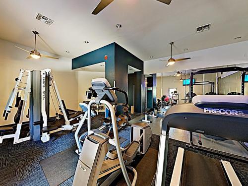 Apartamento New Listing! Posh Condo With Pool - Steps To Beach Condo