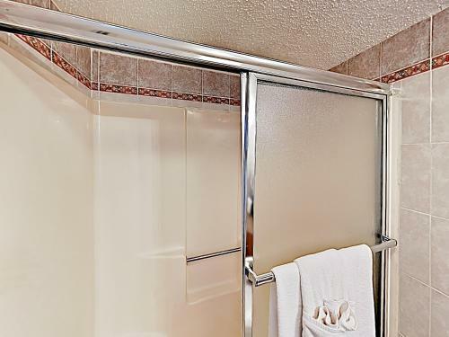 Apartamento New Listing! Peaceful Corner Unit With Gym & Pools Condo
