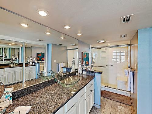 Apartamento New Listing! Peaceful Corner Unit With Gym & Pools Condo