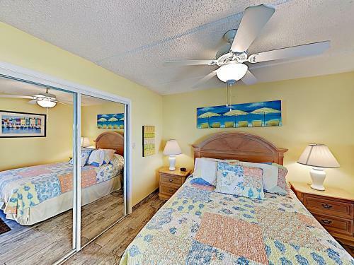 Apartamento New Listing! Peaceful Corner Unit With Gym & Pools Condo