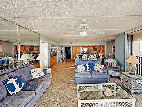 Apartamento New Listing! Peaceful Corner Unit With Gym & Pools Condo