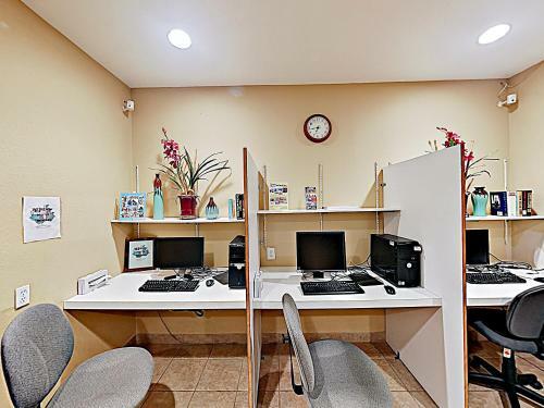 Apartamento New Listing! Peaceful Corner Unit With Gym & Pools Condo