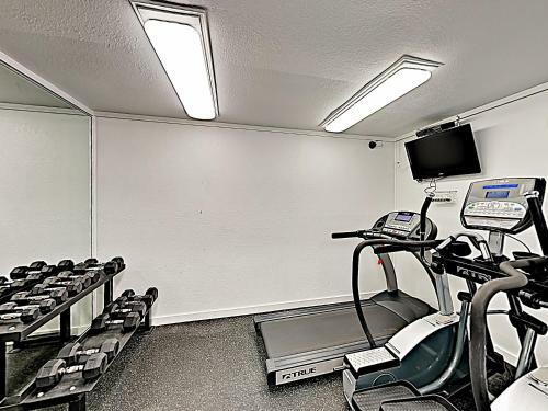 Apartamento New Listing! Peaceful Corner Unit With Gym & Pools Condo
