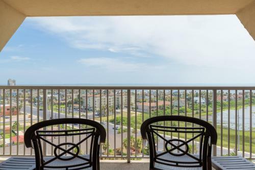 My Ideal Home By The Beach! Classy Bayview, Beachfront Resort, Shared Pools & Jacuzzi Pet Friendly