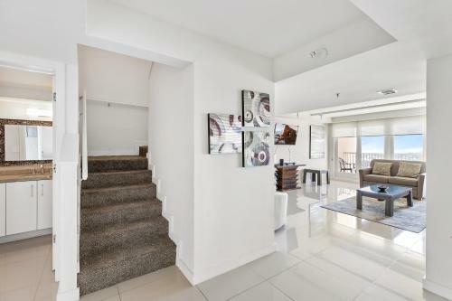My Ideal Home By The Beach! Classy Bayview, Beachfront Resort, Shared Pools & Jacuzzi Pet Friendly