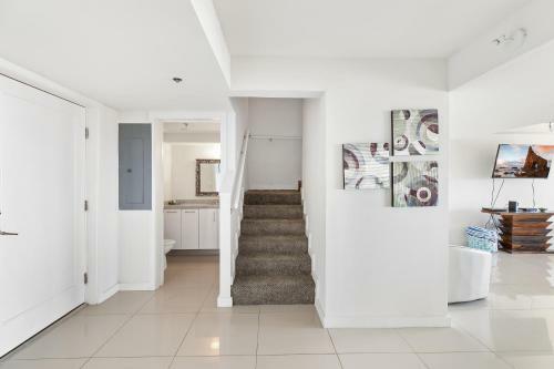 My Ideal Home By The Beach! Classy Bayview, Beachfront Resort, Shared Pools & Jacuzzi Pet Friendly