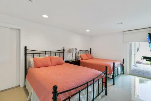 1st Floor Beachfront!! Steps From The Beach! Enjoy 2 Pools And Jacuzzi
