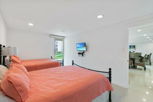 1st Floor Beachfront!! Steps From The Beach! Enjoy 2 Pools And Jacuzzi