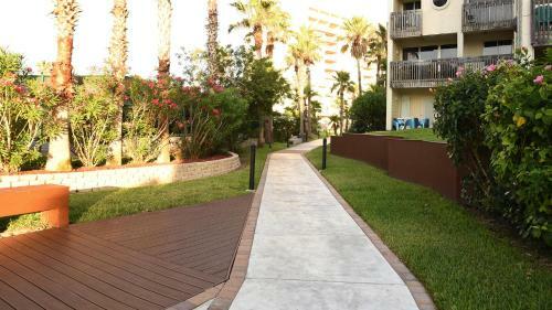 1st Floor Beachfront!! Steps From The Beach! Enjoy 2 Pools And Jacuzzi