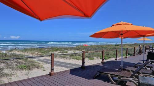 1st Floor Beachfront!! Steps From The Beach! Enjoy 2 Pools And Jacuzzi