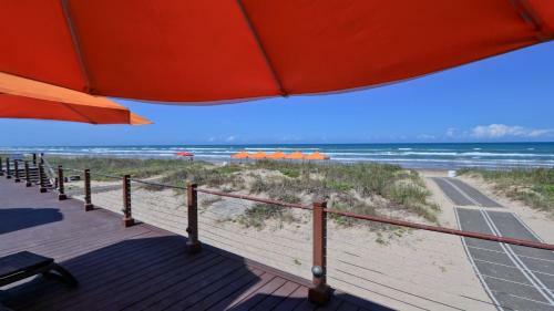 1st Floor Beachfront!! Steps From The Beach! Enjoy 2 Pools And Jacuzzi