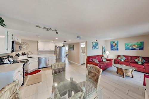 Apartamento Walkable Gulf-front Perch - Oversize Balcony & Pool Condo