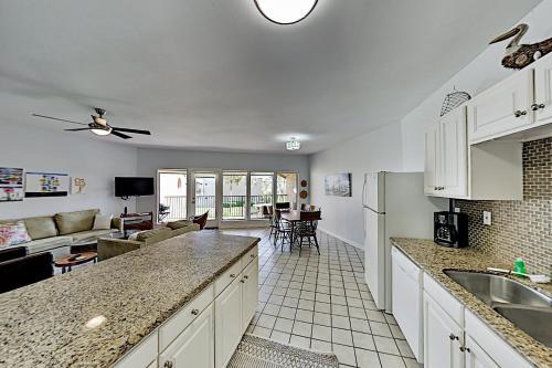 Apartamento Gulf-front Getaway - Pools, Tennis - Steps To Sand Condo