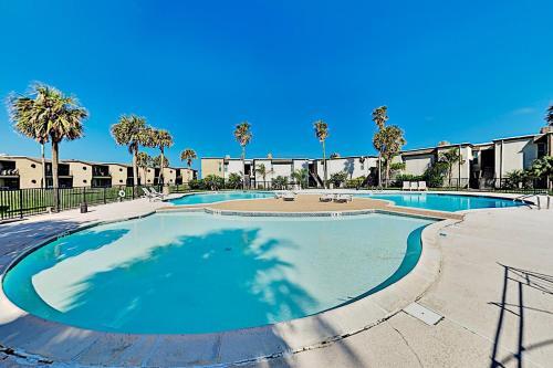 Apartamento Gulf-front Getaway - Pools, Tennis - Steps To Sand Condo